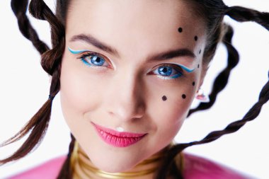 parlak makyaj ve komik saç modeli ile muhteşem genç kadın 