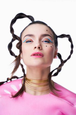 parlak makyaj ve komik saç modeli ile muhteşem genç kadın 