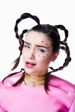 parlak makyaj ve komik saç modeli ile muhteşem genç kadın 