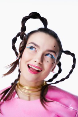 parlak makyaj ve komik saç modeli ile muhteşem genç kadın 