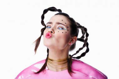 parlak makyaj ve komik saç modeli ile muhteşem genç kadın 