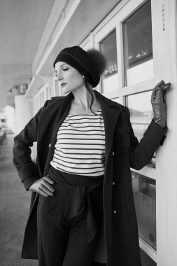 Vintage tarzı giysiler poz güzel genç kadın 