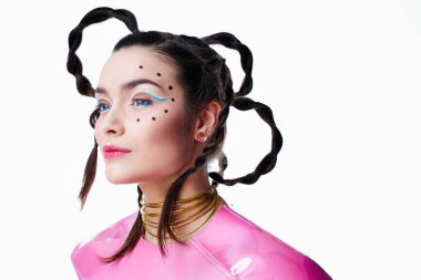 parlak makyaj ve komik saç modeli ile muhteşem genç kadın 