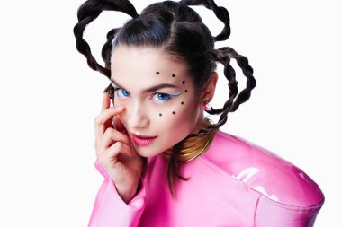 parlak makyaj ve komik saç modeli ile muhteşem genç kadın 