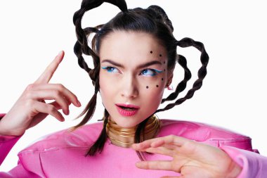 parlak makyaj ve komik saç modeli ile muhteşem genç kadın 