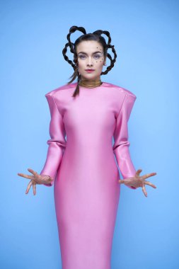 parlak makyaj ve komik saç modeli ile muhteşem genç kadın 