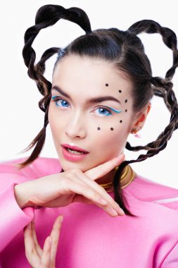 parlak makyaj ve komik saç modeli ile muhteşem genç kadın 