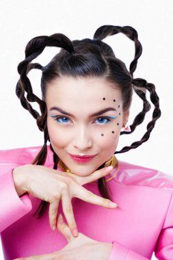 parlak makyaj ve komik saç modeli ile muhteşem genç kadın 