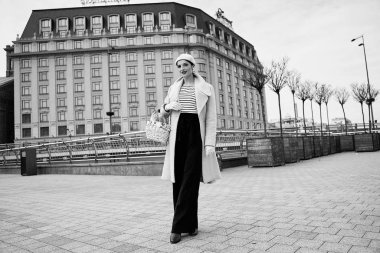 Piknik sepeti ile güzel genç kadın 