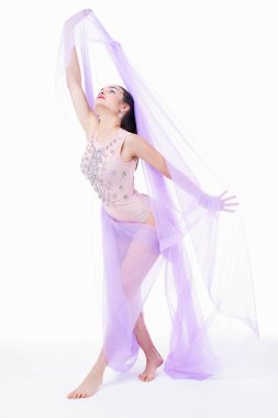 Beyaz arka plan üzerinde poz şal güzel esmer kadın 