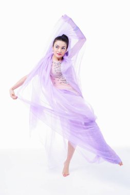 Beyaz arka plan üzerinde poz şal güzel esmer kadın 