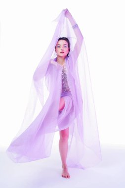 Beyaz arka plan üzerinde poz şal güzel esmer kadın 