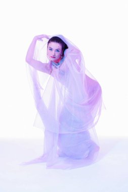 Beyaz arka plan üzerinde poz şal güzel esmer kadın 