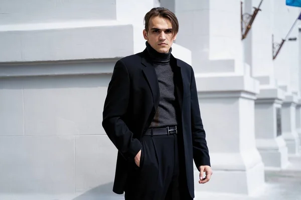Sokakta Poz Siyah Giysiler Içinde Şık Yakışıklı Adam — Stok fotoğraf
