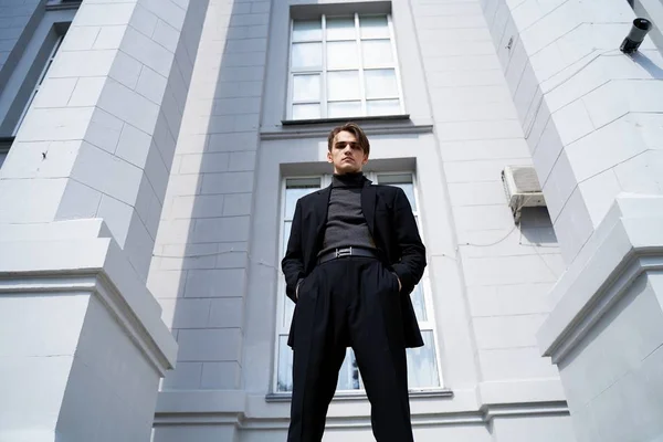 Elegante Homem Bonito Roupas Pretas Posando Rua — Fotografia de Stock