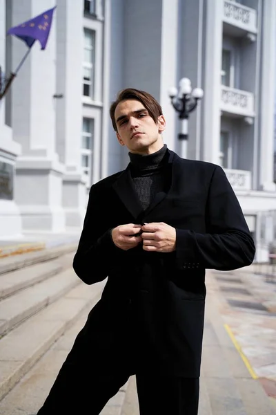 Κομψός Όμορφος Άντρας Μαύρα Ρούχα Που Ποζάρει Στο Δρόμο — Φωτογραφία Αρχείου