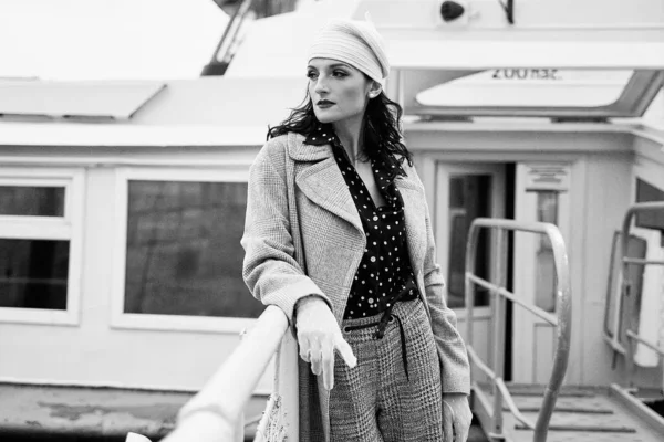 Vintage tarzı giysiler poz güzel genç kadın 