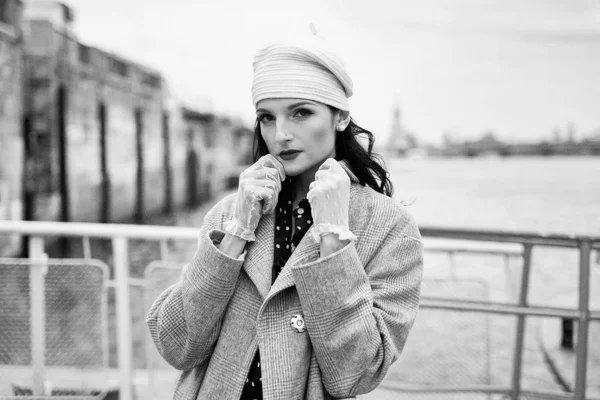 Vintage tarzı giysiler poz güzel genç kadın 