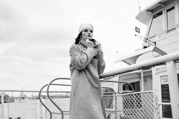 Vintage tarzı giysiler poz güzel genç kadın 