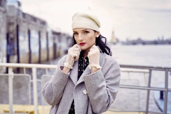 Vintage tarzı giysiler poz güzel genç kadın 