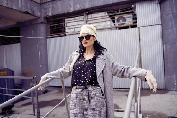 Vintage tarzı giysiler poz güzel genç kadın 