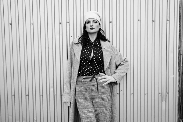 Vintage tarzı giysiler poz güzel genç kadın 