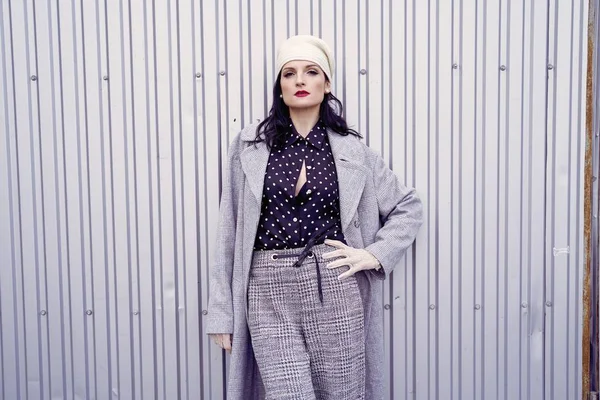 Vintage tarzı giysiler poz güzel genç kadın 