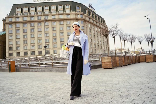 Bella Giovane Donna Con Cestino Picnic — Foto Stock