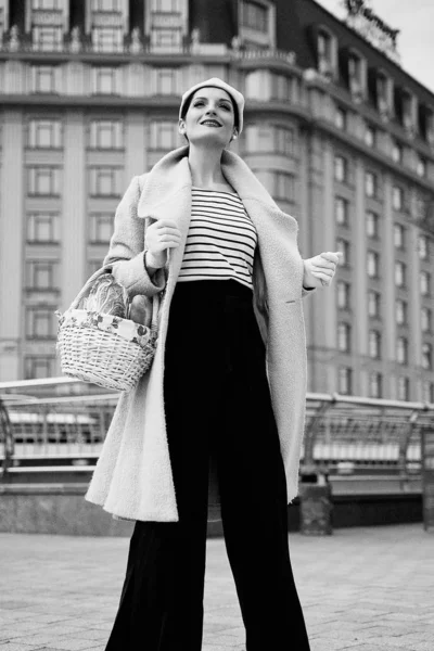 Piknik sepeti ile güzel genç kadın 