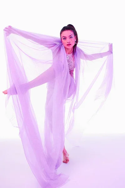 Mooie Brunette Vrouw Sjaal Poseren Witte Achtergrond — Stockfoto