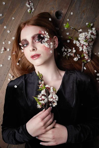 Hermosa Joven Posando Con Flores —  Fotos de Stock