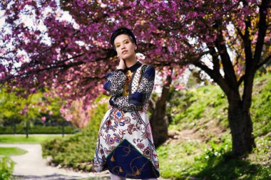 Bahar parkında poz veren güzel genç kadın