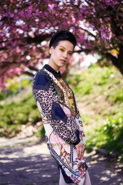 Bahar parkında poz veren güzel genç kadın