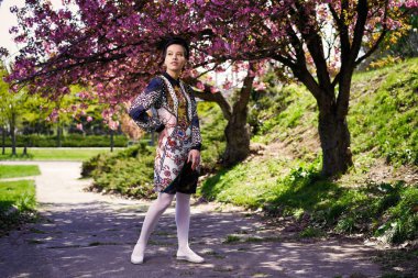 Bahar parkında poz veren güzel genç kadın