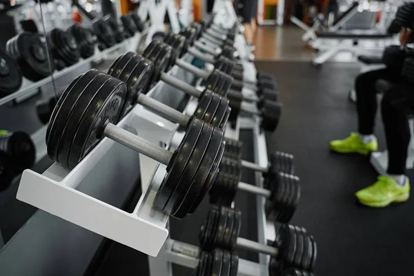 Spor salonunun rafındaki dambılların görüntüsü