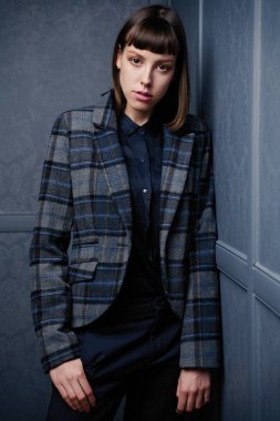 Kısa hava ile güzel genç kadının Moda portre 