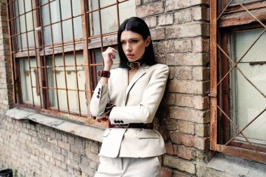Güzel Genç Kadın deri kolye ve ceket poz