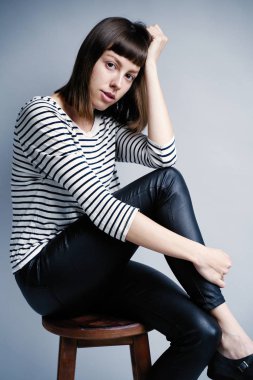 Kısa hava ile güzel genç kadının Moda portre 