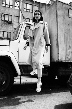  Güzel Genç Kadın trençkot poz         