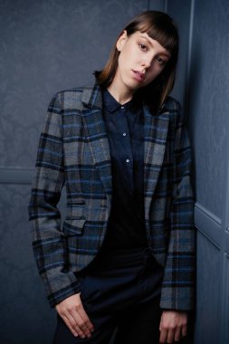 Kısa hava ile güzel genç kadının Moda portre 