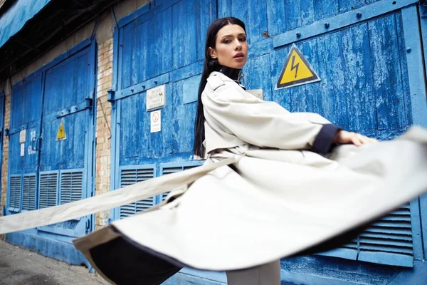 Bella Giovane Donna Posa Trench — Foto Stock