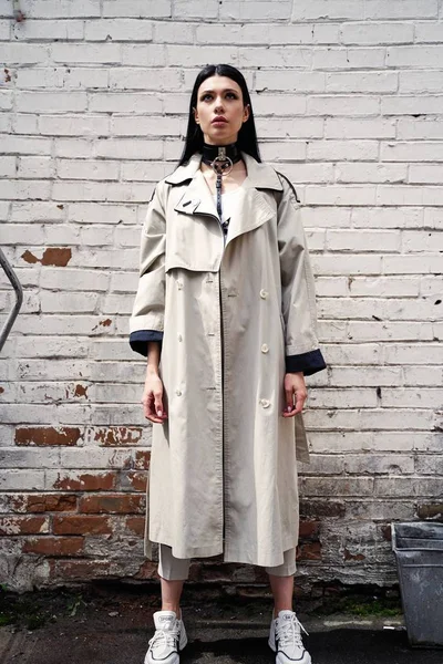 Bella Giovane Donna Posa Trench — Foto Stock