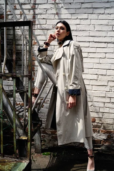 Bella Giovane Donna Posa Trench — Foto Stock