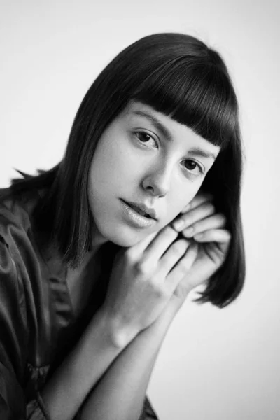 Mode Portret Van Mooie Jonge Vrouw Met Korte Lucht — Stockfoto