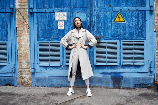 Bella Giovane Donna Posa Trench — Foto Stock