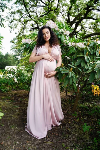Nádherná Těhotná Žena Letním Parku — Stock fotografie