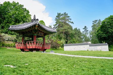 Yaz parkında Asya mimarisi