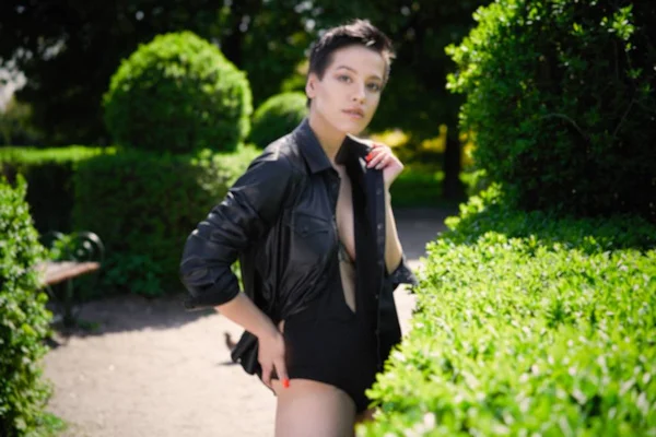 Siyah Deri Gömlekli Genç Bir Kadın Yaz Parkında Poz Veriyor — Stok fotoğraf