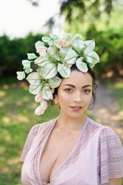 Muhteşem başlık giyen genç kadının portresi 