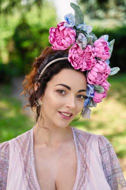 Muhteşem başlık giyen genç kadının portresi 